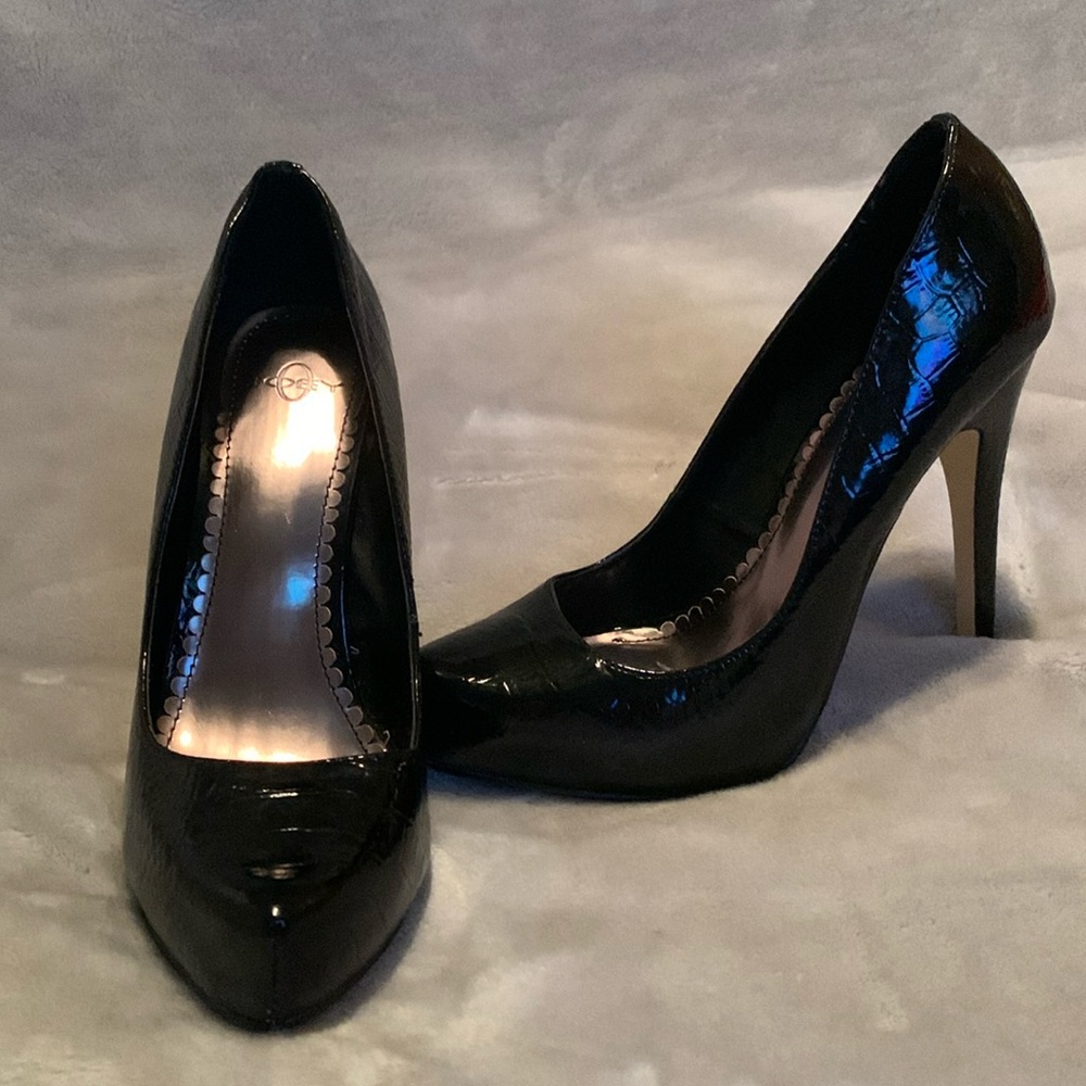 Size: 6 1/2
Brand: Joey
Color: Black patent leather with snake skin detail